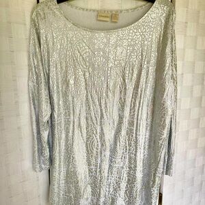 🌺 Chico’s White/Silver Top (size 3 = XL)